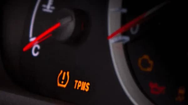 TPMS kontrolka v pneumatikách: co znamená a co dělat