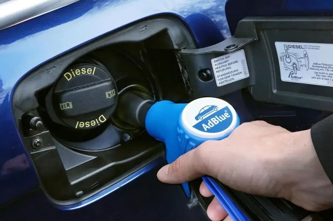 Kontrolka AdBlue svítí nebo bliká? Co dělat a za jak dlouho auto nemusí nastartovat